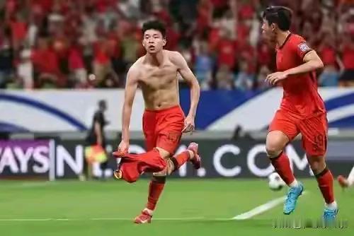 翻篇了，历史将进入新一个轮回！图一，18岁王钰栋带着球直线冲横着走，明显快人