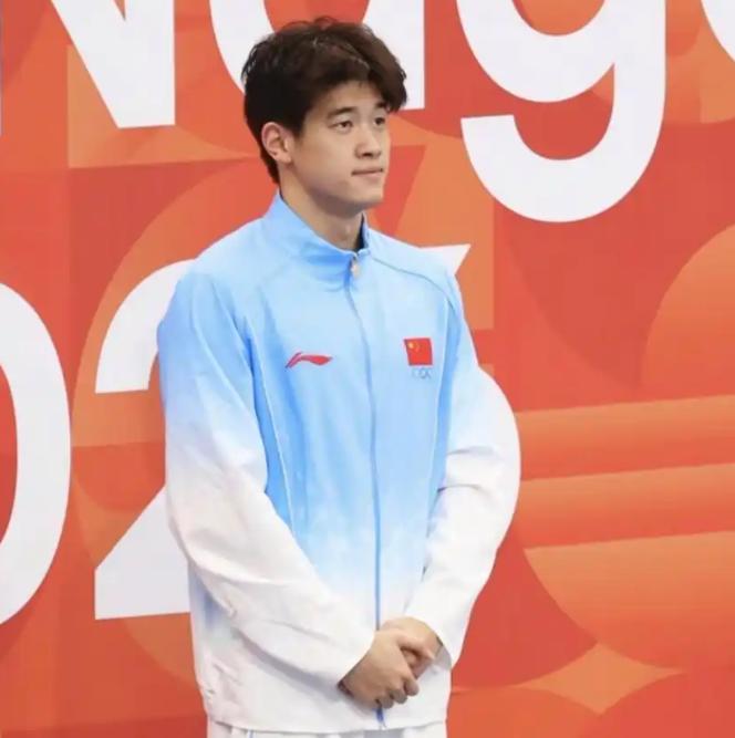 落后整整3秒47，潘展乐准备入水时，中国队几名队员的表情已经十分凝重，反观旁边的