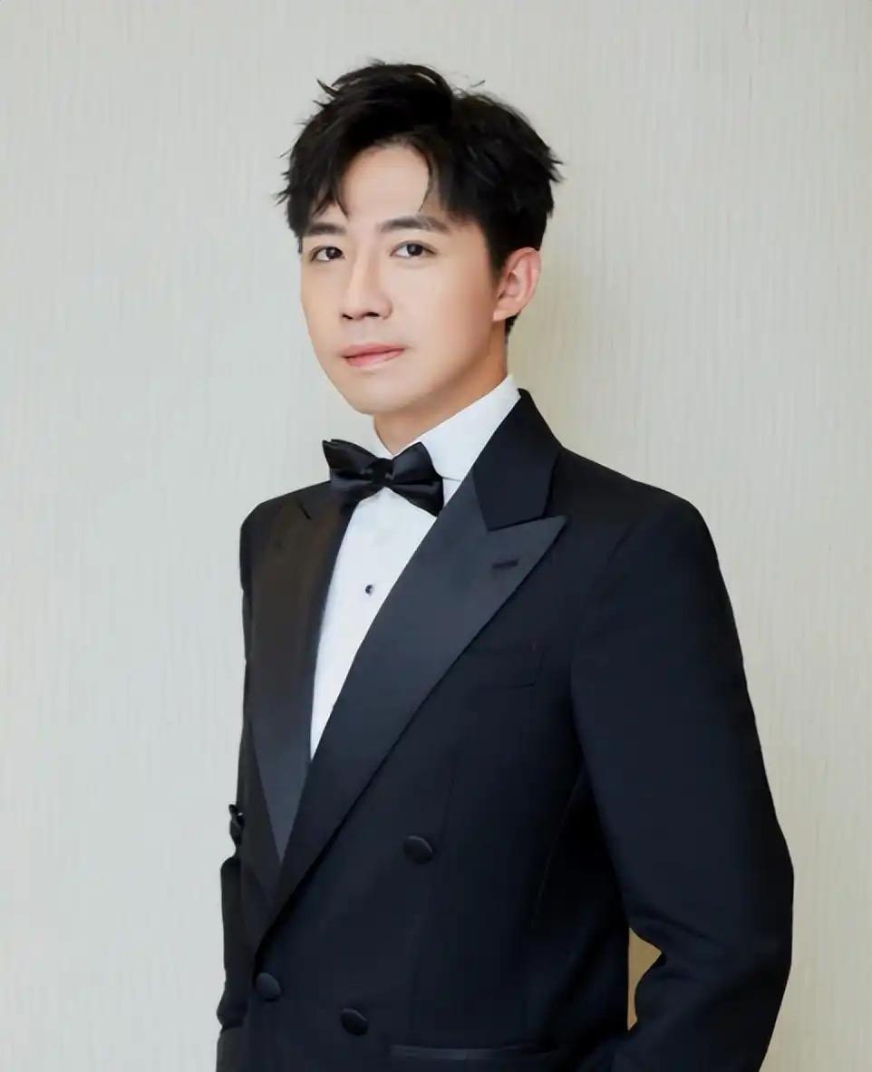 俞灏明王晓晨十指紧扣出行，感情好稳定！在一起就大大方方承认。不想承认就别被拍到，