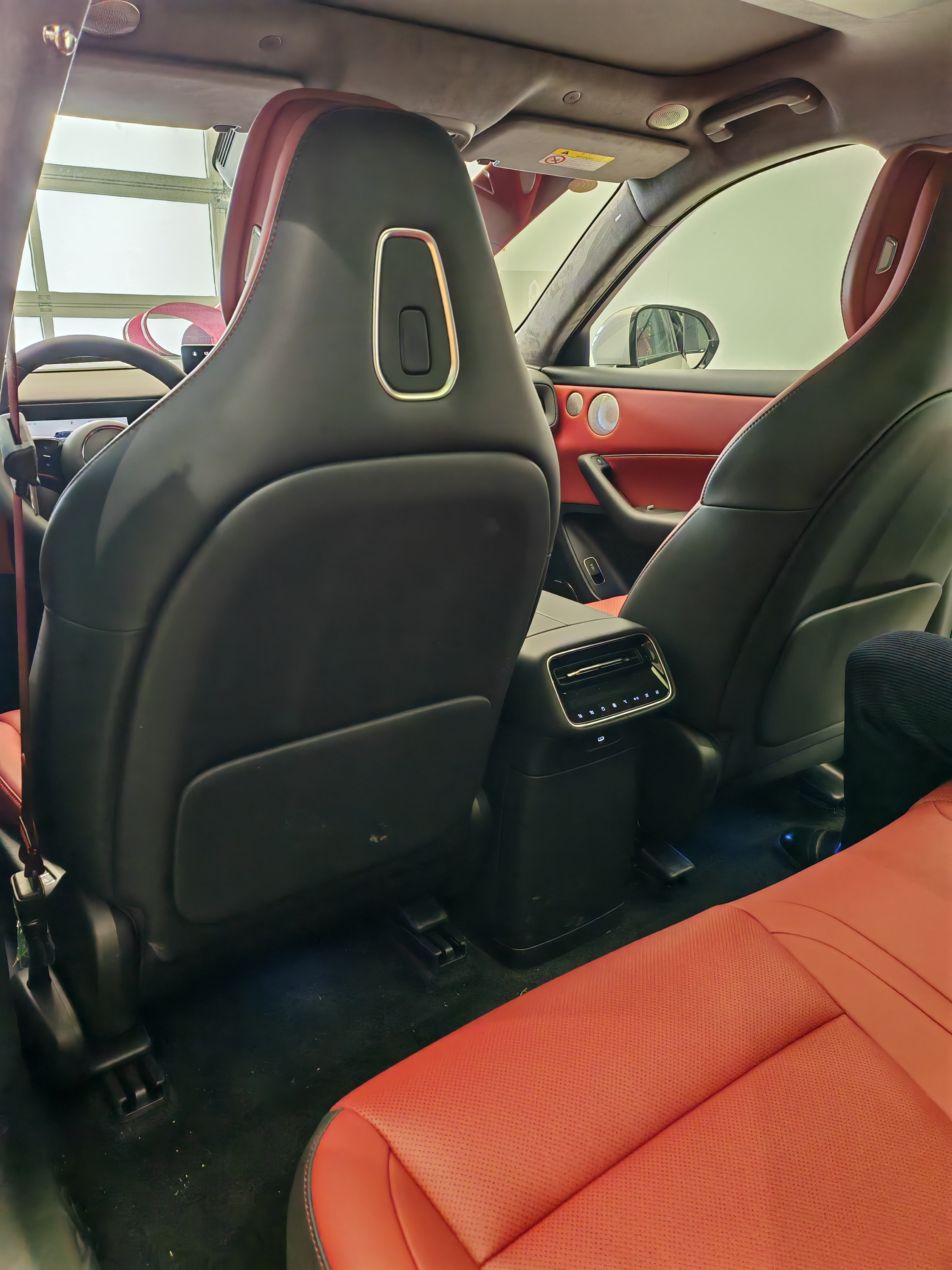 问界M6我选好了，纯电两驱、暖云白车身、电光橙内饰，欢迎各位拍砖。首先，两驱