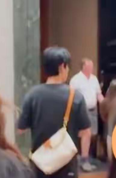 【伦敦偶遇朱一龙：美术馆里的松弛感】[比心]8月17日，有网友在伦敦国家美术馆