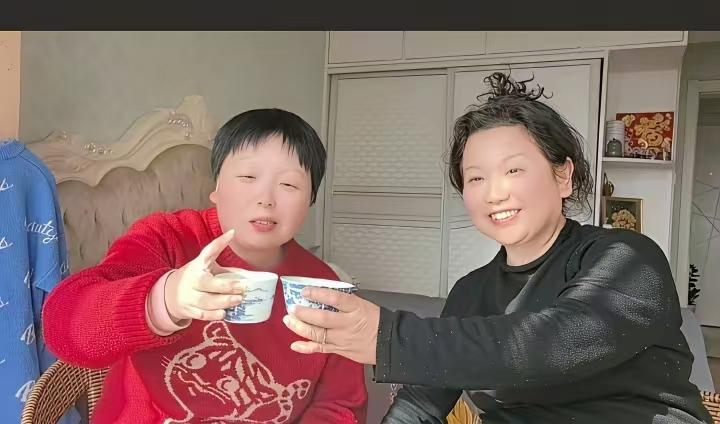 杜妈又发视频了，她和女儿举杯喝茶。不光是你一家，成千万万的家庭都和你一样，你是怎