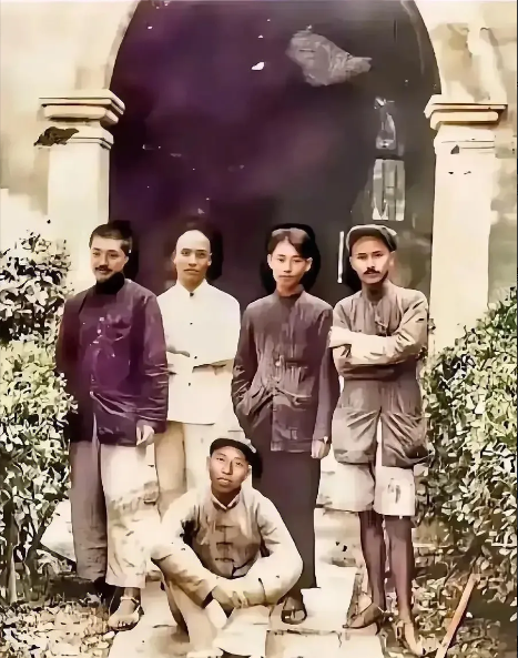 这才是五虎将真实的相貌，不是演员饰演的角色！这张珍贵的老照片摄于1934年10月