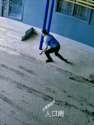 这哥们为什么挨摔？恐怕一般人都没看出其中的原因，根据我的观察，这哥们是分心了，也