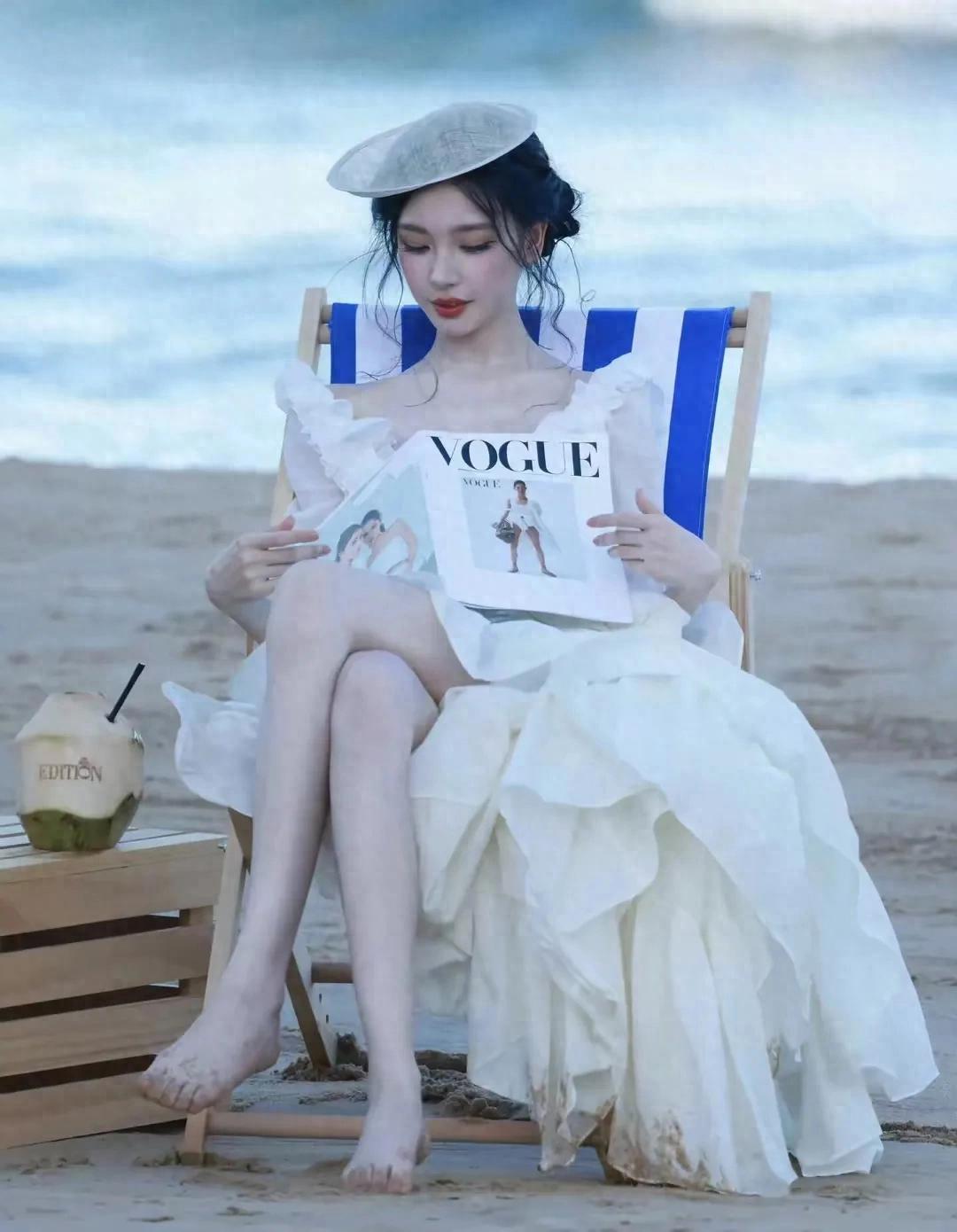 易梦玲光脚丫感受夏日沙滩