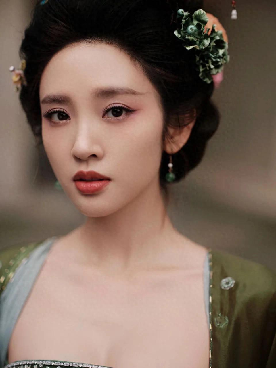 女星唐艺昕古风造型：眸光柔情，绮梦风华！