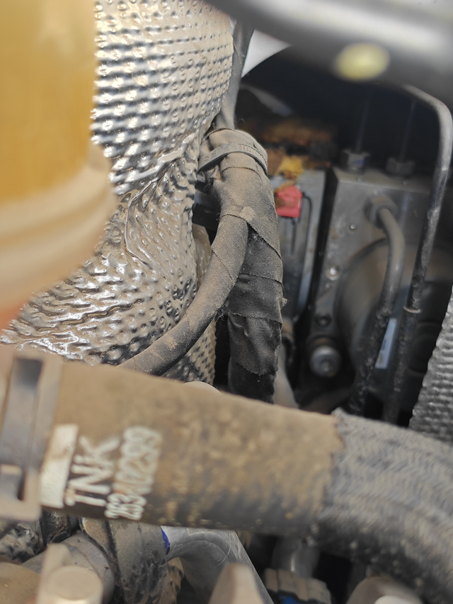 车机盖打开这黄黄的是啥拿出来，能捏碎一地