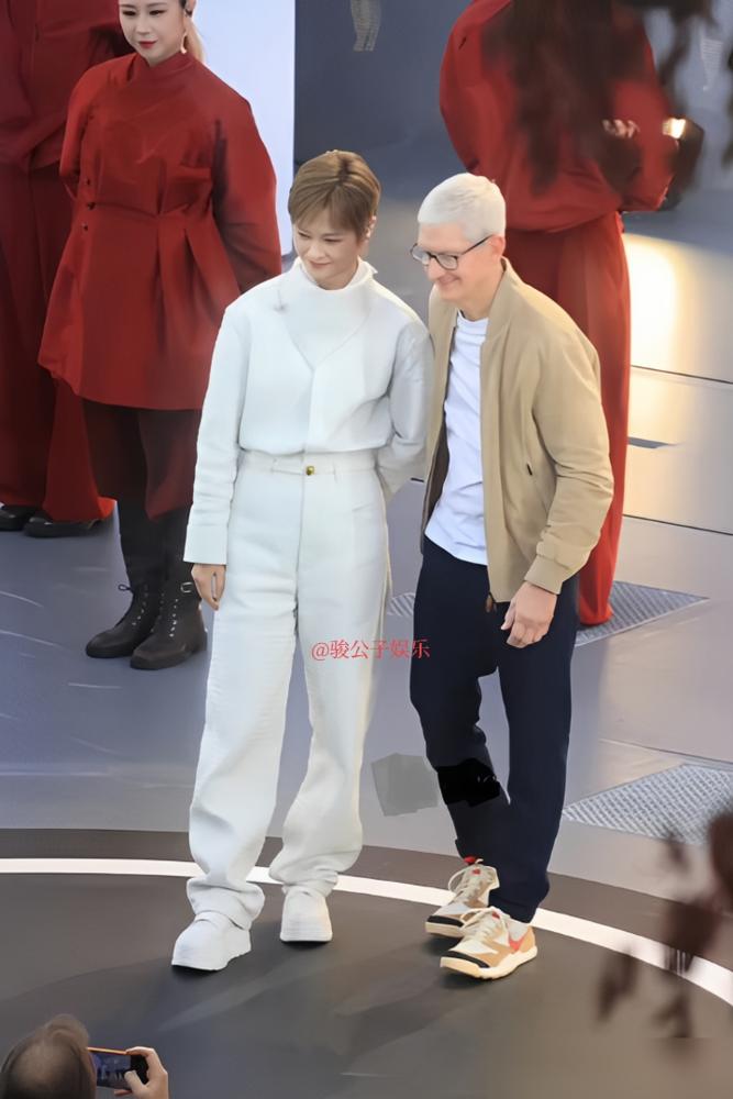 苹果50周年庆典亚太首站落成都太古里，库克亲自到场。李宇春是特邀表演嘉宾，