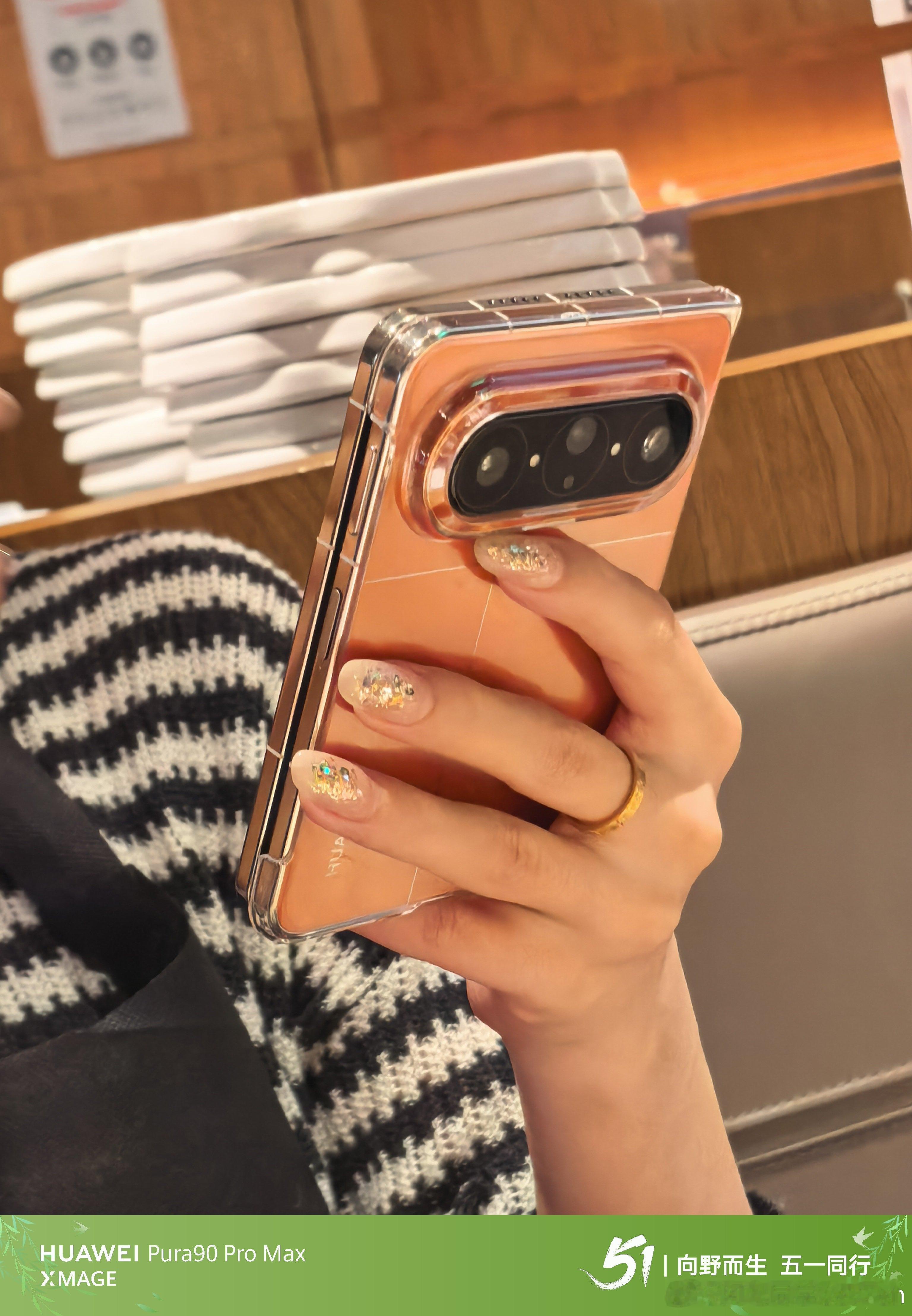 晚上吃饭，华为PuraXMax成为女生新宠。很多长期使用iPhone的女生，