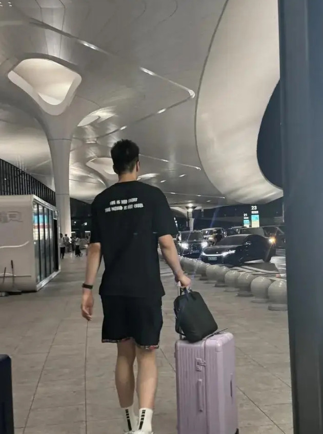 哎，大家也不用去奇怪为啥埃斯特拉那边非得叫余嘉豪回去。其实很简单，人家是外国人，