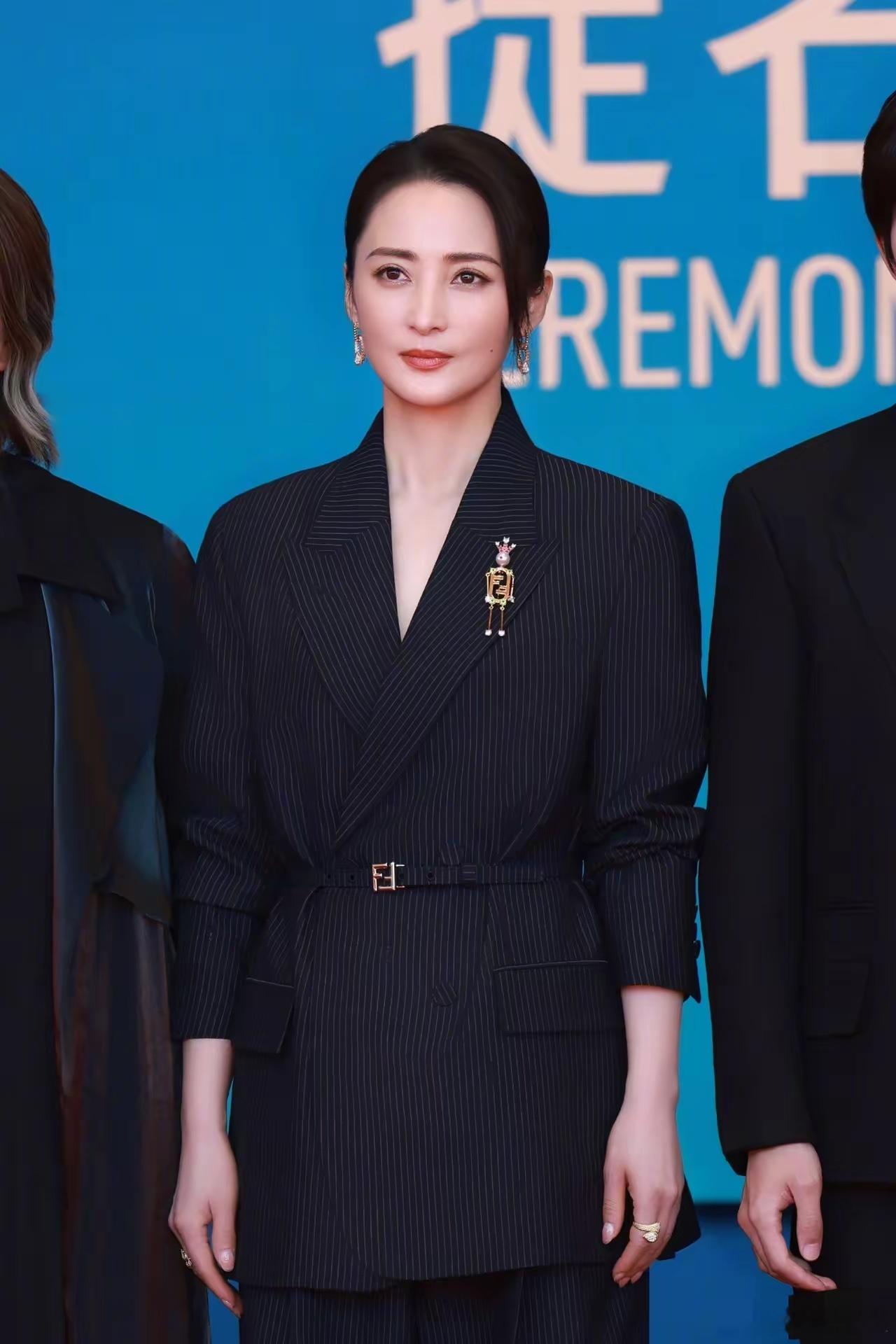 这个世界上我最搞不懂的人就是蒋勤勤了明明她嫁的那么好，事业也成功，但50岁还要勇