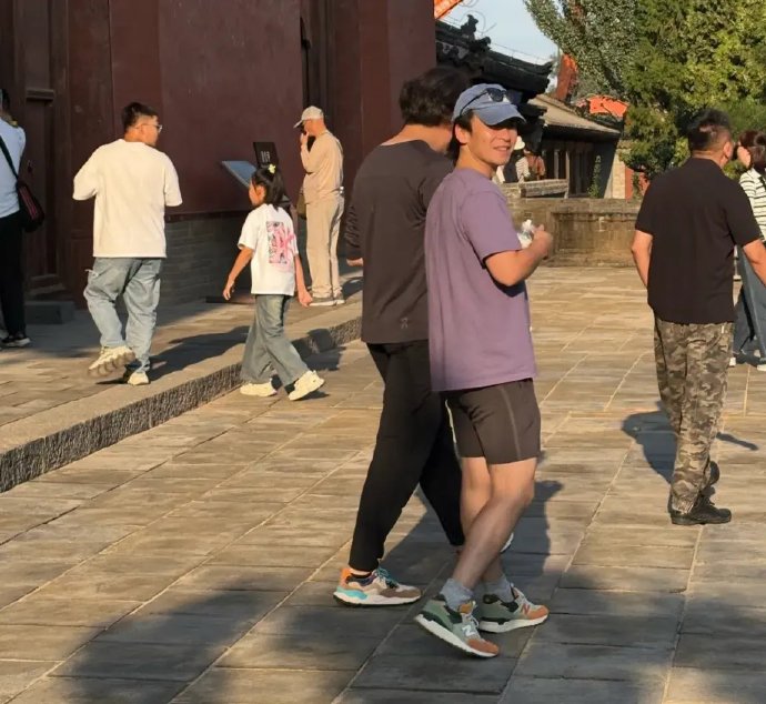 董子健和好友大同旅游，穿短裤短袖很低调，身高被吐槽没有170cm！​​​