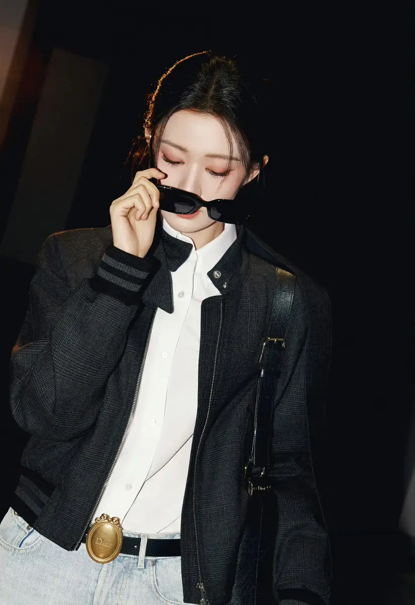 王楚然启程巴黎时装周冷飒造型走路带风