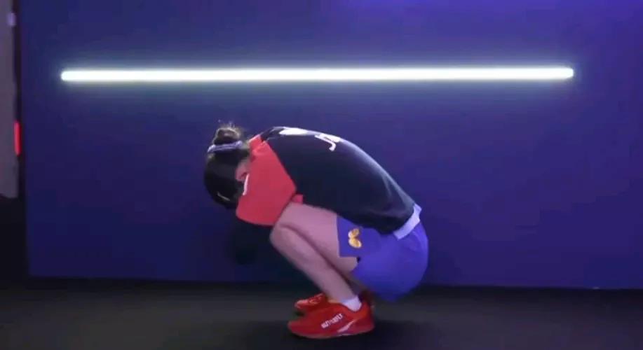 张本美和怎么蹲在地上哭了，难道是还没从莎莎和大头混双阴影中出来，看到对手的那