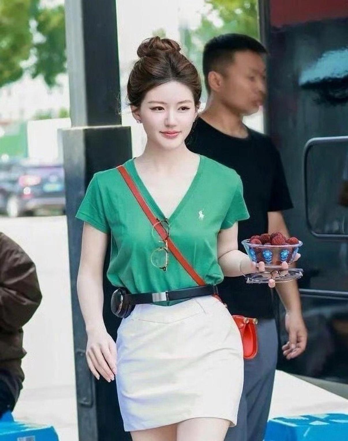 耳机也可以别在腰上，女明星的腰都那么细啊，这就是蚂蚁腰吗？​​​