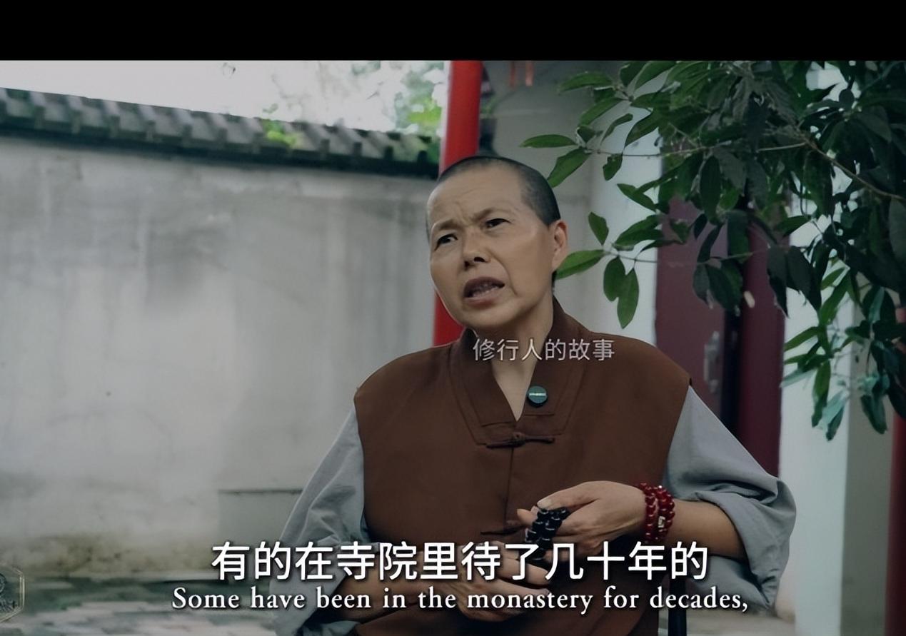 一位寺庙住持吐露了佛门中不为人知的残酷现实：不少在寺院修行几十年的僧人，到了年老