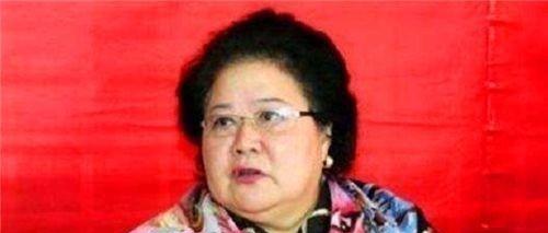 1988年，“小常宝”齐淑芳带领30名演员留美不归，背叛祖国抛弃丈夫，并恶狠狠对