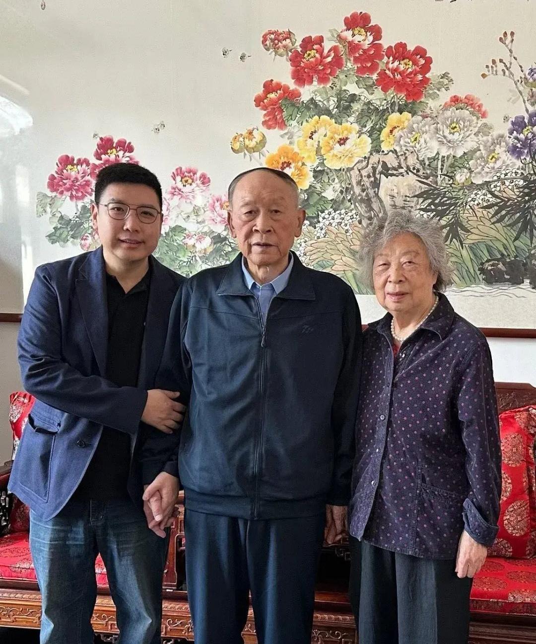 梁光烈将军和老伴的合影，退休的时光里，难得一见的画面，他和夫人以最质朴的装扮，融