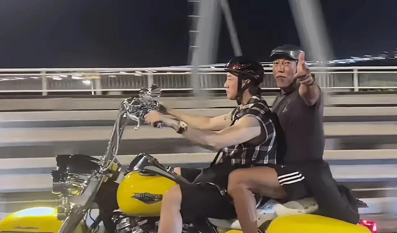 有网友偶遇关喆在澳门骑摩托车，其实他已经是多年的澳门女婿。他的妻子是葡萄牙人索