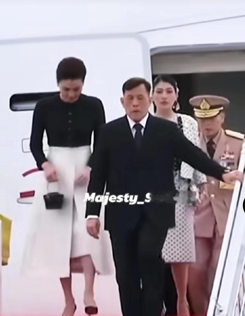 一家三口出访法国，思蕊梵公主长的越来越像她的母亲了。思蕊梵这次和父亲亲自处访法国