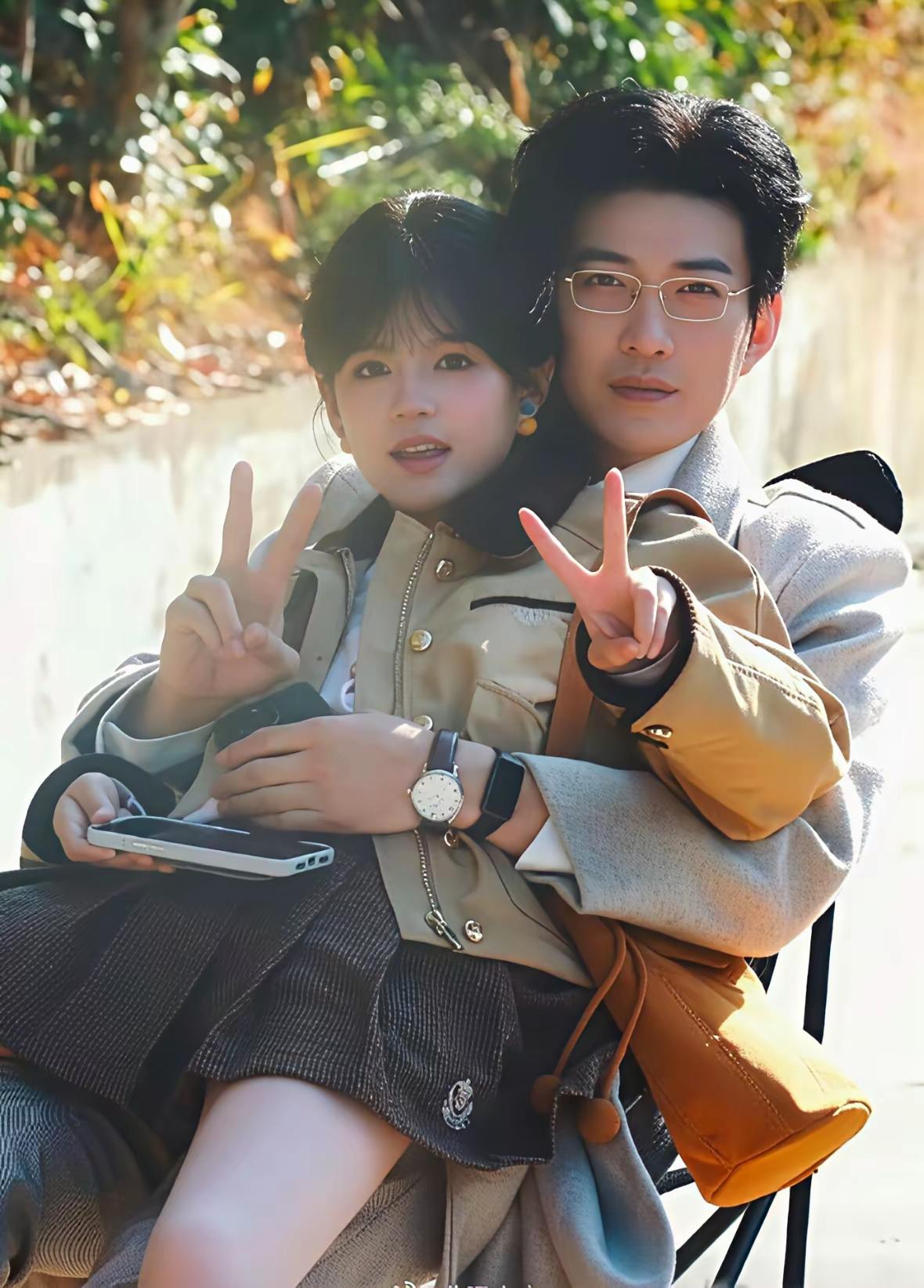 短剧片场又出新花样：男女主角为快速入戏，直接挤在同一张凳子上培养感情。画面看着亲