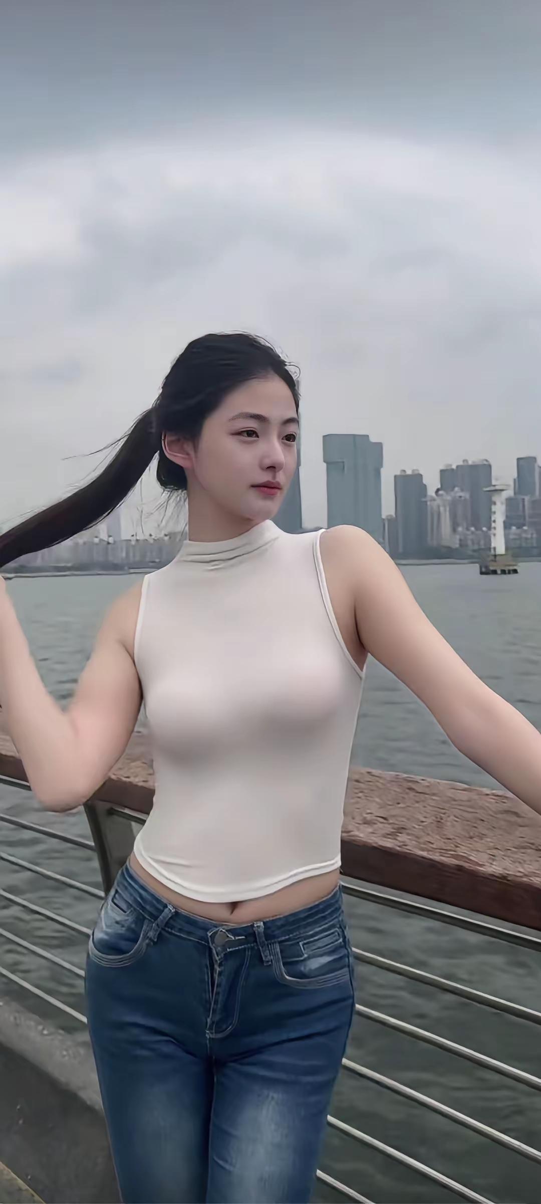 吹吹老家的河风，舒缓一下心情。