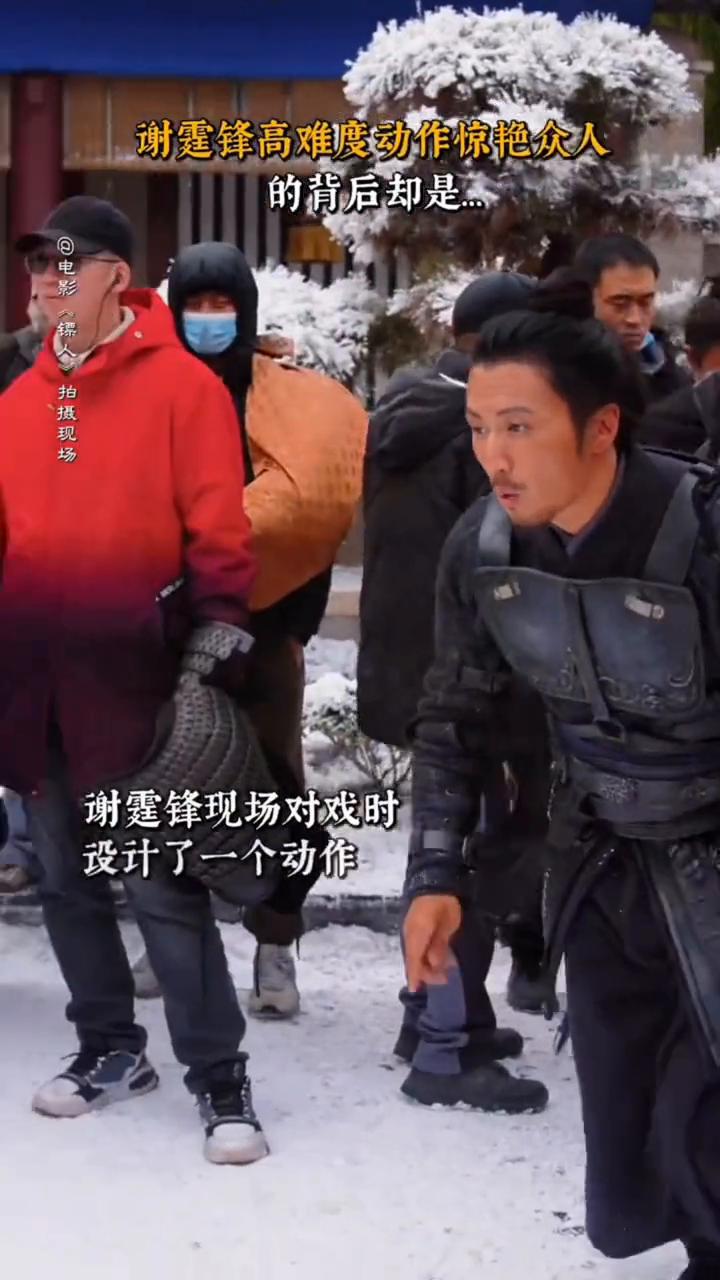 谢霆锋高难度动作惊艳众人的背后却是...电影《合》。谢霆锋现场对戏时，转身劈