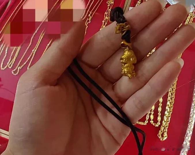 真是意想不到捡到的一个小挂件也不知道真假就留了下来因为是空心的