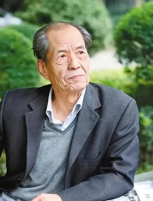 1993年，6年没有收入的陈忠实，在家闲坐。突然一通电话打来，接完电话后，整个人
