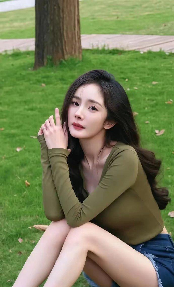 杨幂户外瞬间，随性穿搭难掩修长美腿，魅力尽显，好漂亮​​​