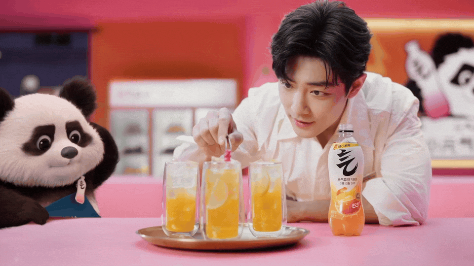 这是什么超萌的调饮组合啊！肖战帅得太超过了🙏，还有熊猫小元气亲手送到，配合简