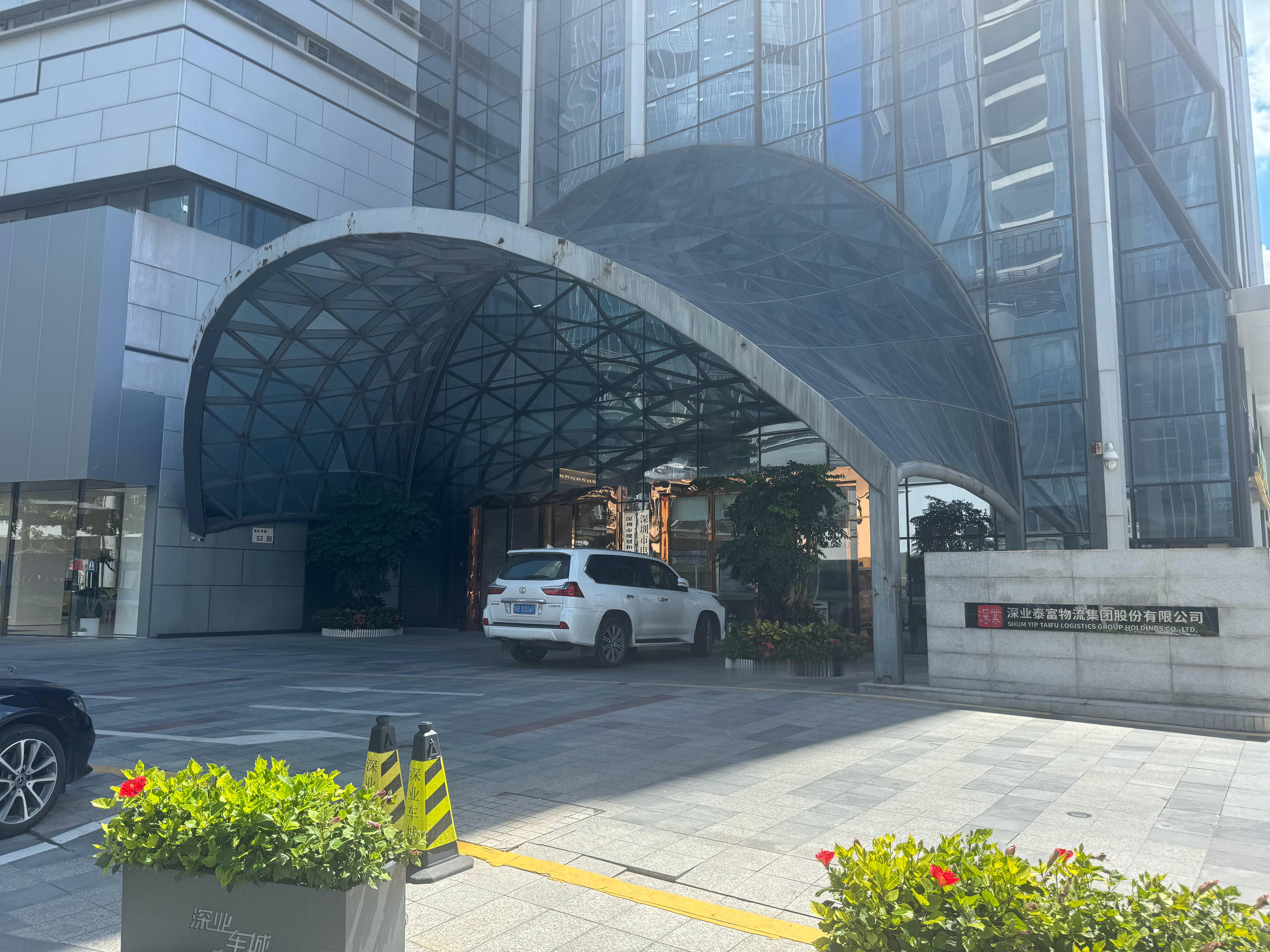能这么水灵灵的把车停在大厦门口，高低也得是个董事长吧[doge]​​​