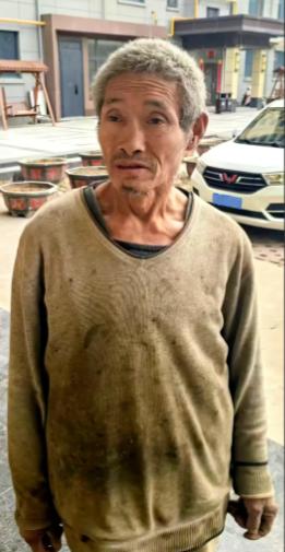 太心酸了！四川的金福春为寻找被拐的妻女，被同村人贩子诱骗至煤窑、金矿打黑工。后来