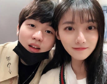 Rookie上线了关键人物来了！今天Rookie女友发文，否认出轨一事并指控小钰