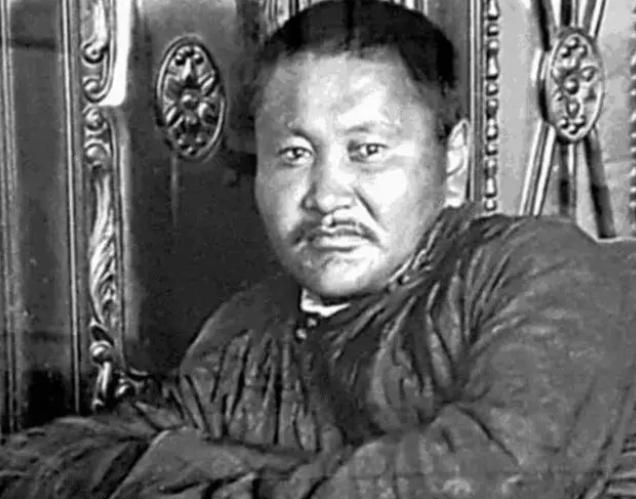 1935年12月末，蒙古国总理根登应邀到莫斯科参加宴会。三杯酒下肚，根登开始发疯