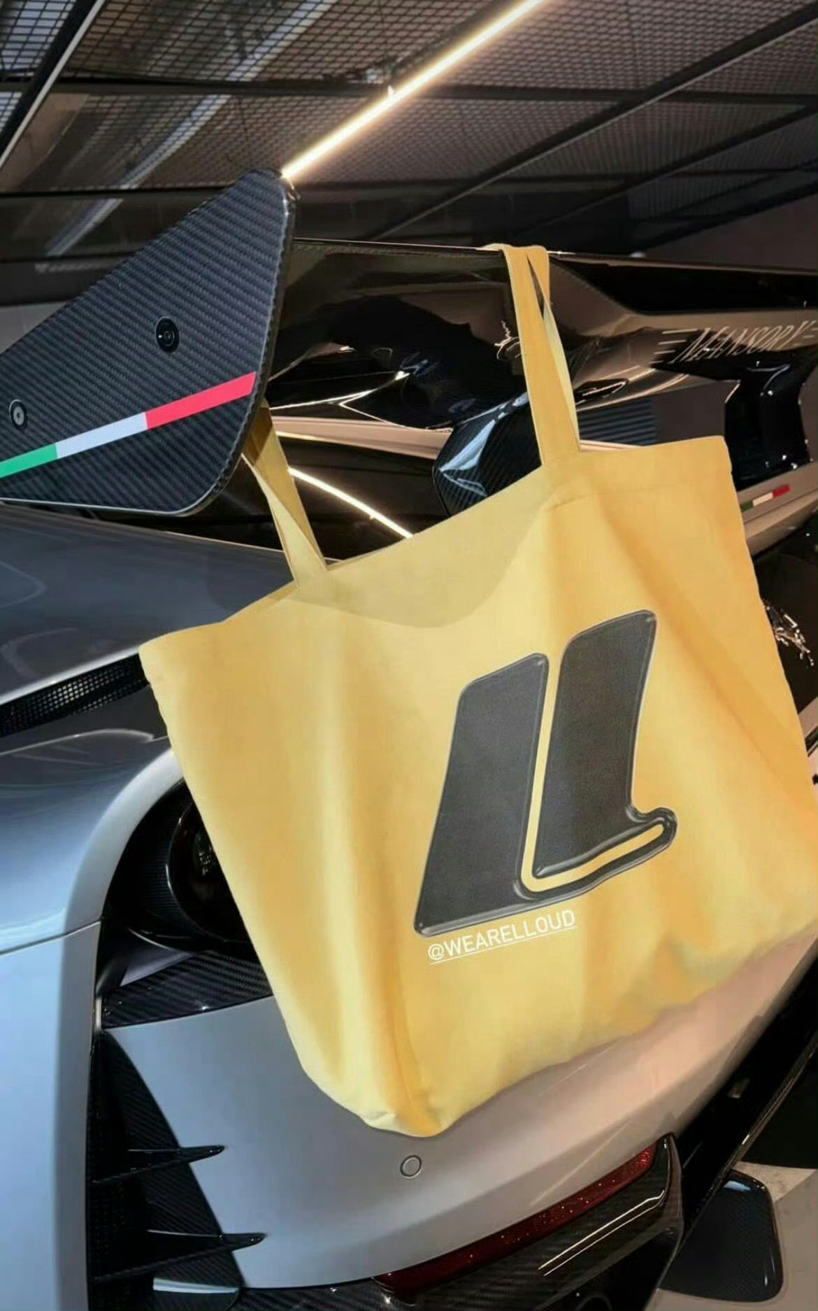 Lisa的第八辆法拉利好帅呀