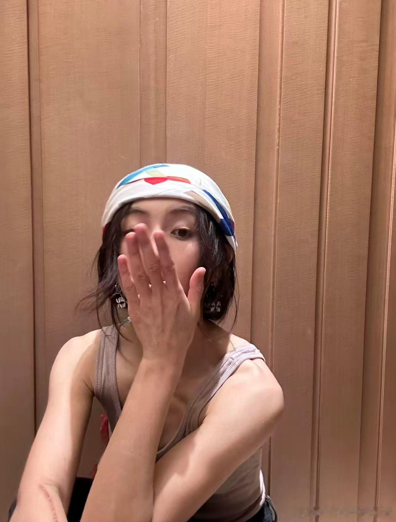 张子枫小🍠晒照妈呀手臂上好长的一道疤痕这是怎么了