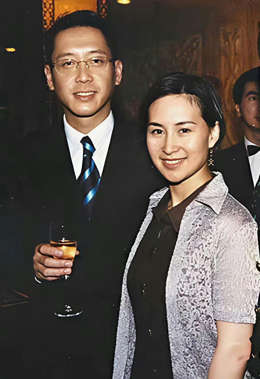 看到罕见的何超琼和许晋亨合影，很多人还是误会这对曾经的夫妻了。提起何超琼和