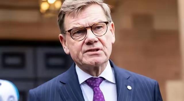 一位德国人称这次德国的外交孤立，完全是咎由自取。一个德国媒体人痛斥德国外长瓦德富