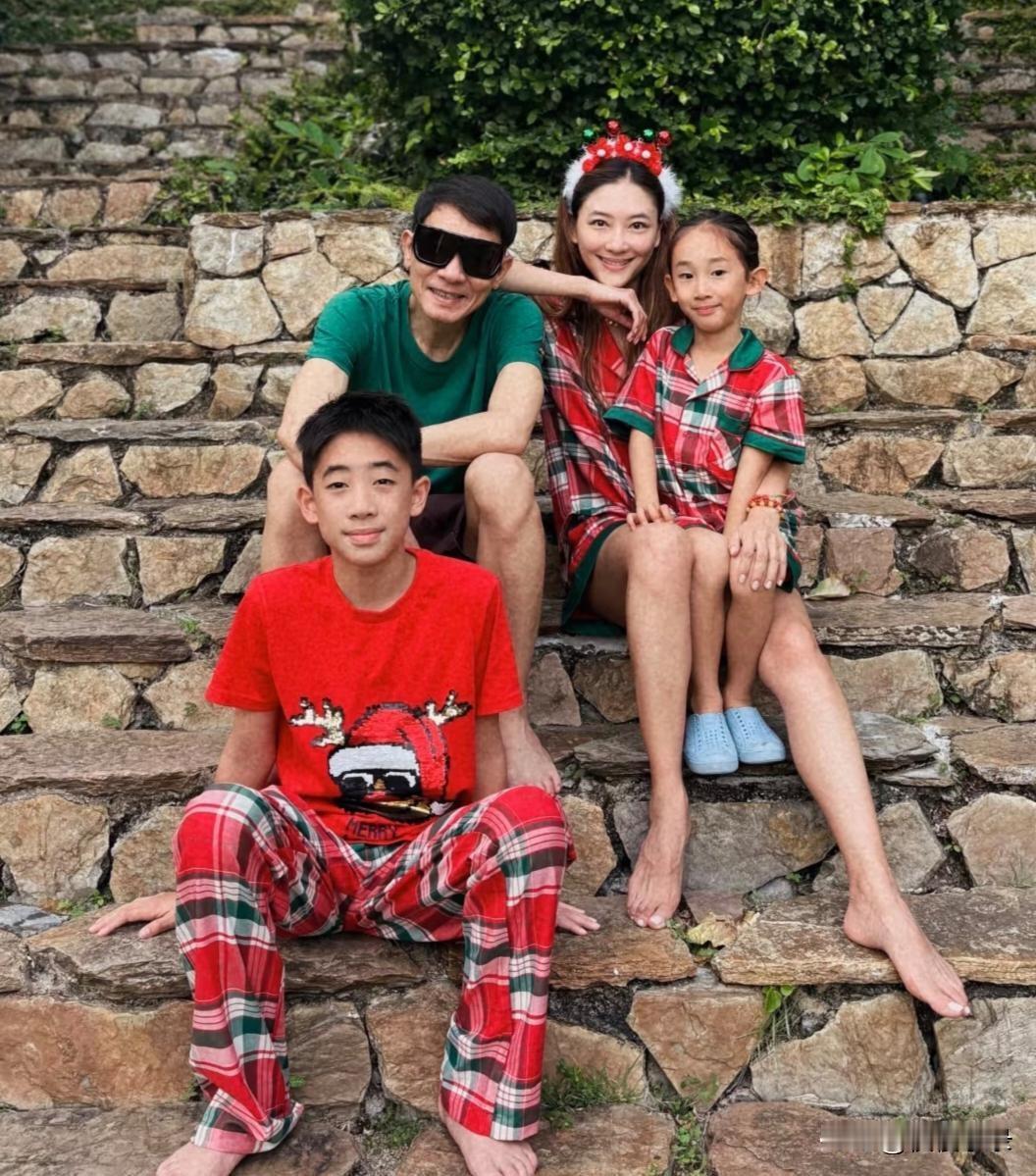 陈小春应采儿夫妇带两个儿子外出度假，一家人穿圣诞装拍摄合照。小儿子的面相看起来太