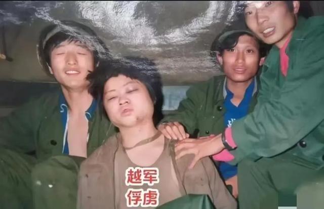 1986年，在老山轮战期间，我解放军战士抓到了一名越南俘虏，摄影师在猫耳洞拍下了