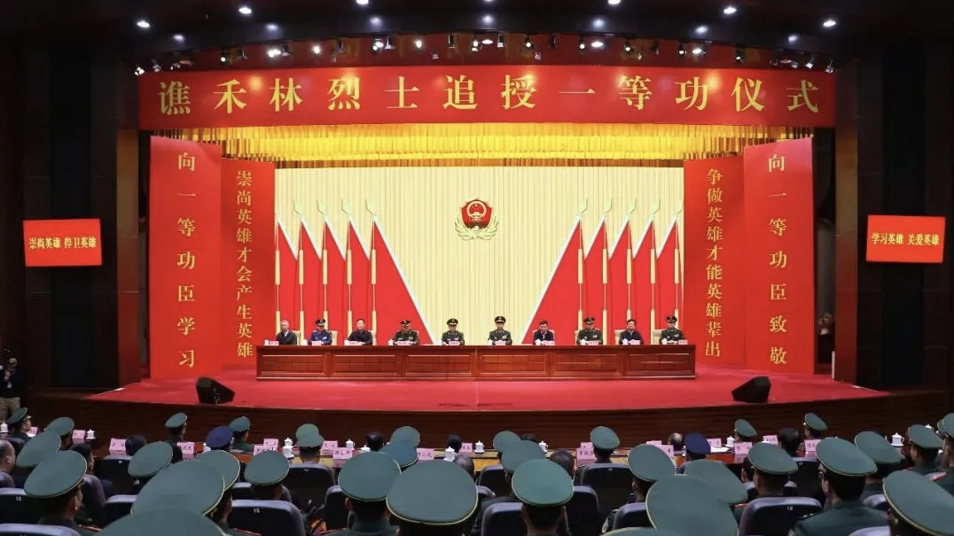 2025年12月9日，广西防城港海警局防城工作站执法员谯禾林在查证走私嫌疑船期间