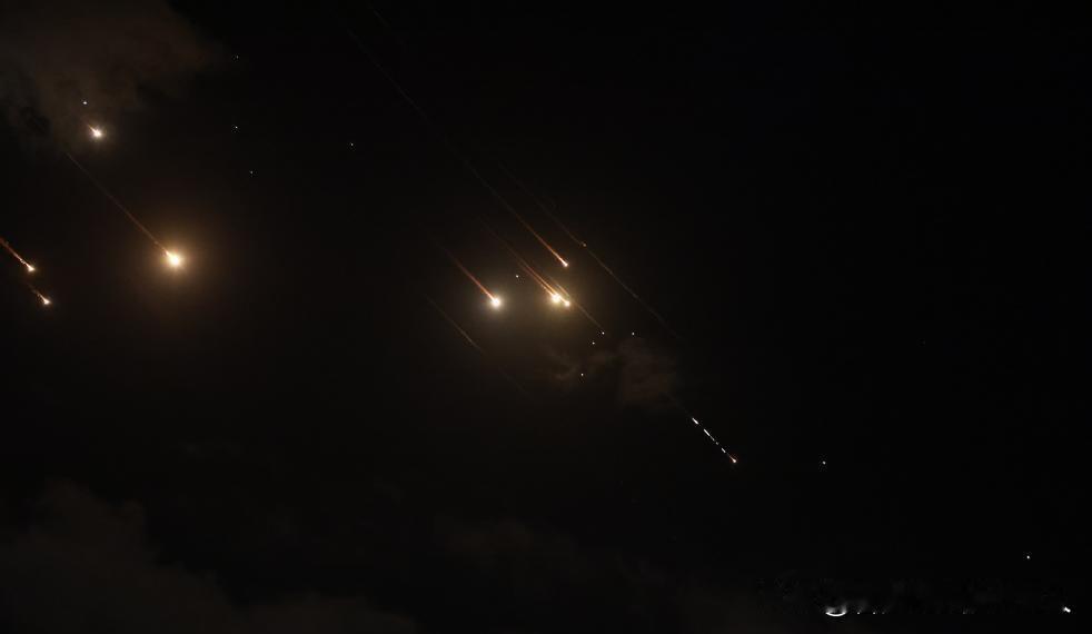 美军空袭结束三小时，伊朗导弹已经砸进了美军基地！不是声明，不是代理人出手，是伊