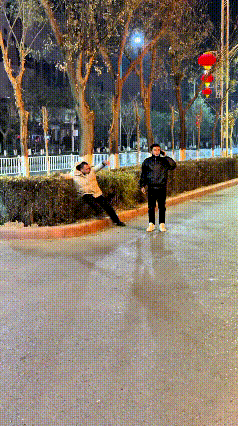 乖乖嘞！这俩哥们晚上出门，真是把人笑到肚子疼！一个喝得迷迷瞪瞪，另一个正拿手机想