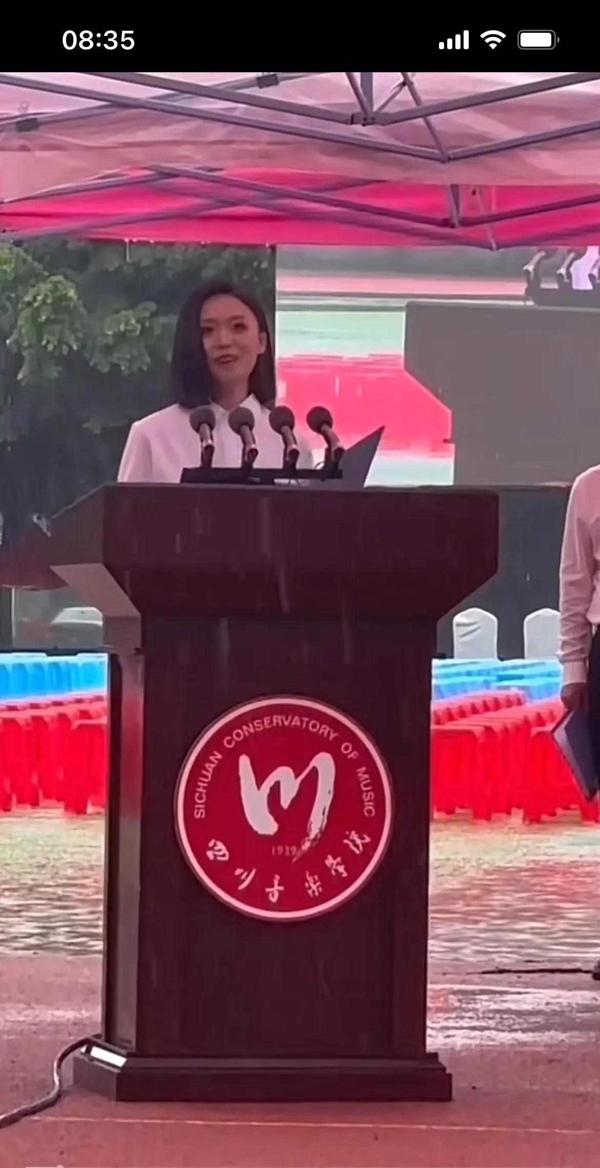 徐子尧正在学音乐之路，不断提高自己能力和水平。什么叫礼貌？这就是礼貌。什么叫