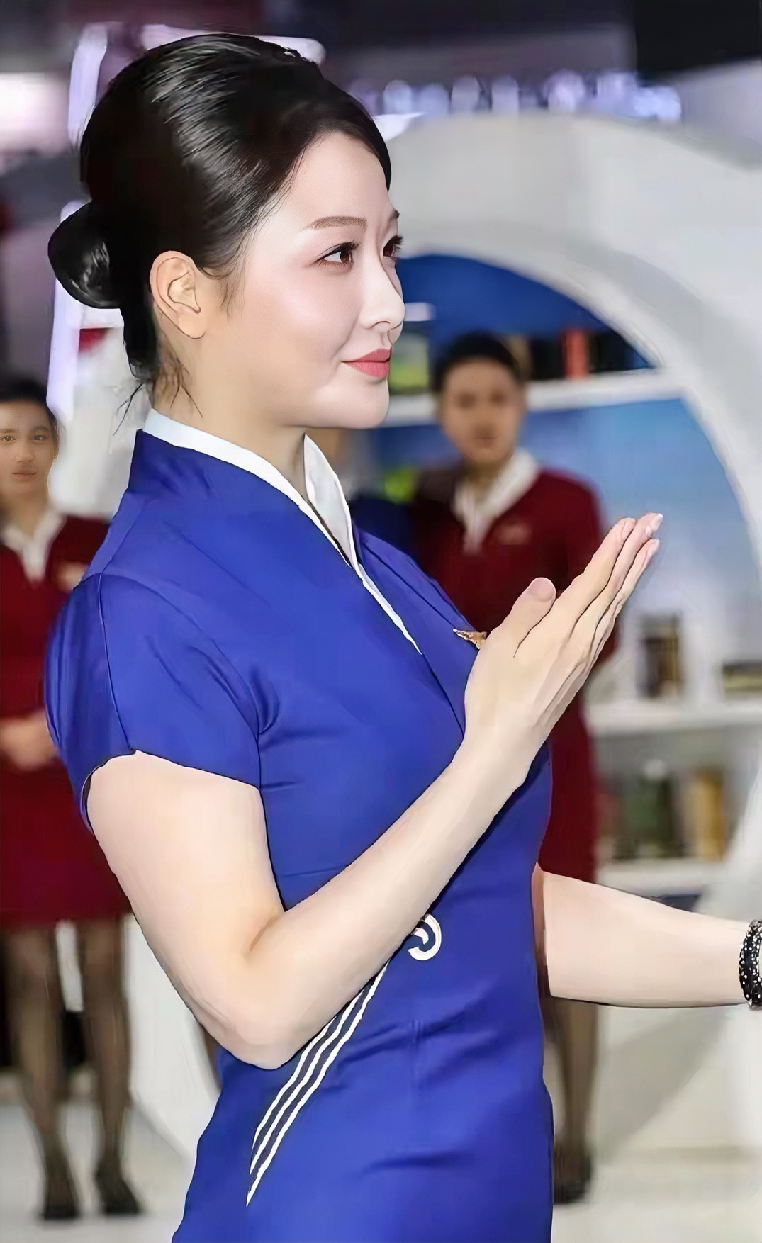 个人感觉，她是最美的空姐，气质温柔，面相姣好，善良可爱，很像一位主持人...