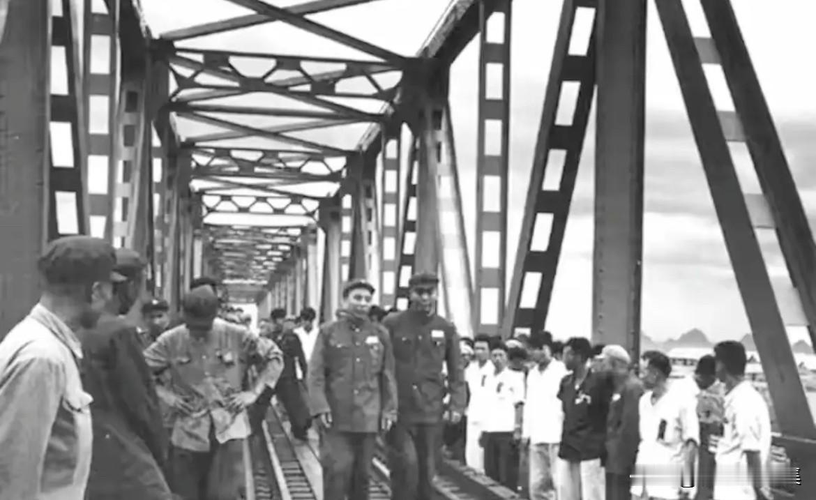 1955年7月1日，黎湛铁路全线通车，王震将军与参加典礼的华南各界人民代表一同参