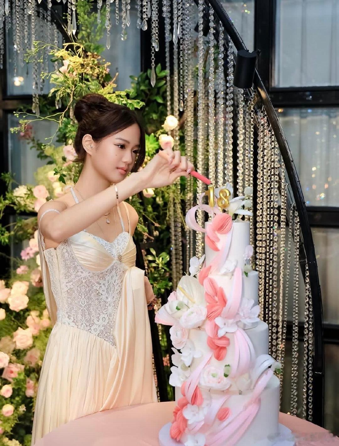 钟丽缇二女儿18岁生日后爸做到张伦硕这份上真的很难得，认真给继女佩戴皇冠，真心实