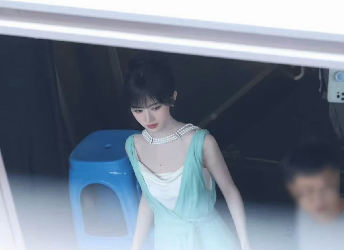 鞠婧祎万花世界昨天的古董高定美爆了，后面私服出来我还以为是戏服呢，已经傻傻分不清