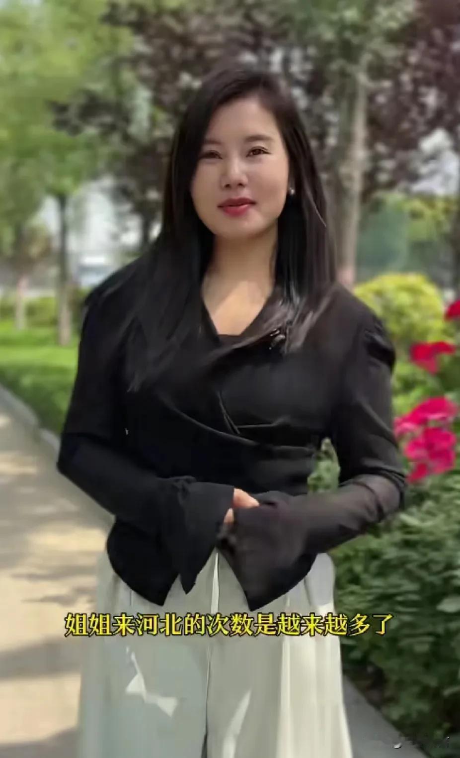 寻亲团体卖货乱像终于被揭穿了，杨妞花却越挫越勇，冒着被骂的的风头去了时尚芭莎。